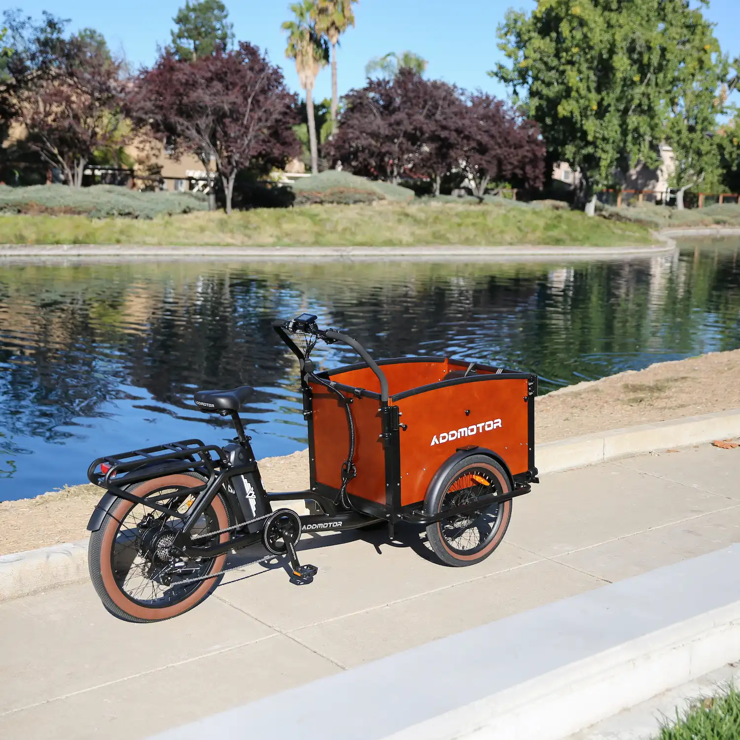 Addmotor E-325 outdoor by the lake